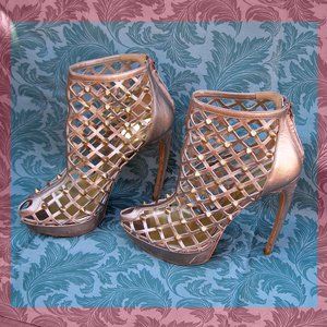 STUNNING size 39.5/US 9 Alexander McQueen Gold Studded heels (store display)